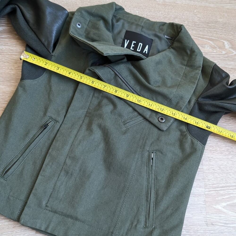 VEDA Women's Green and Black Leather Jacket - Picture 5 of 10